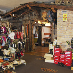 Hochwertige Sportbekleidung im Skiworld-Shop, Obertauern & Turracher Höhe